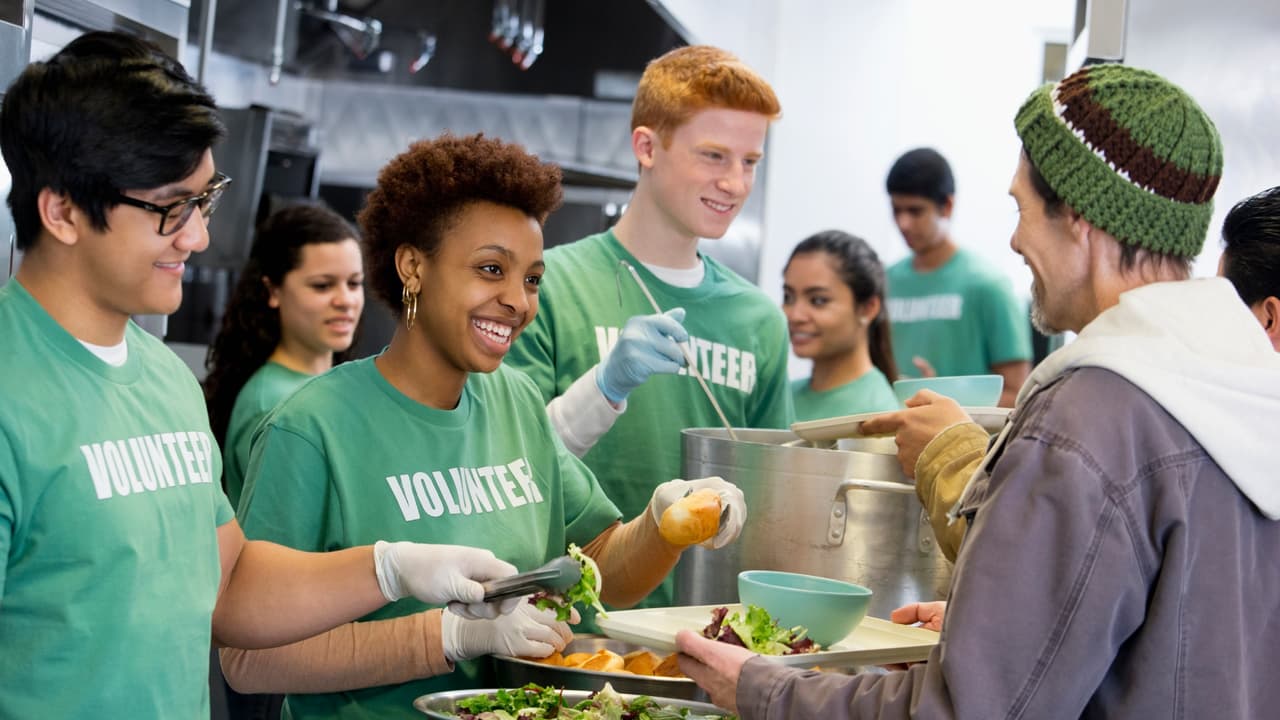 <b>La organización Food Bank entrega a diario miles de comidas a personas de bajos recursos en Nueva York</b>. También pidieron a las autoridades relajar los requisitos para obtener los apoyos de SNAP. 
<a href="https://www.univision.com/local/nueva-york-wxtv/food-bank-comida-gratis-personas-inseguridad-alimentaria-nueva-york" target="_blank">Consulta aquí</a> las fechas, horarios y lugares.