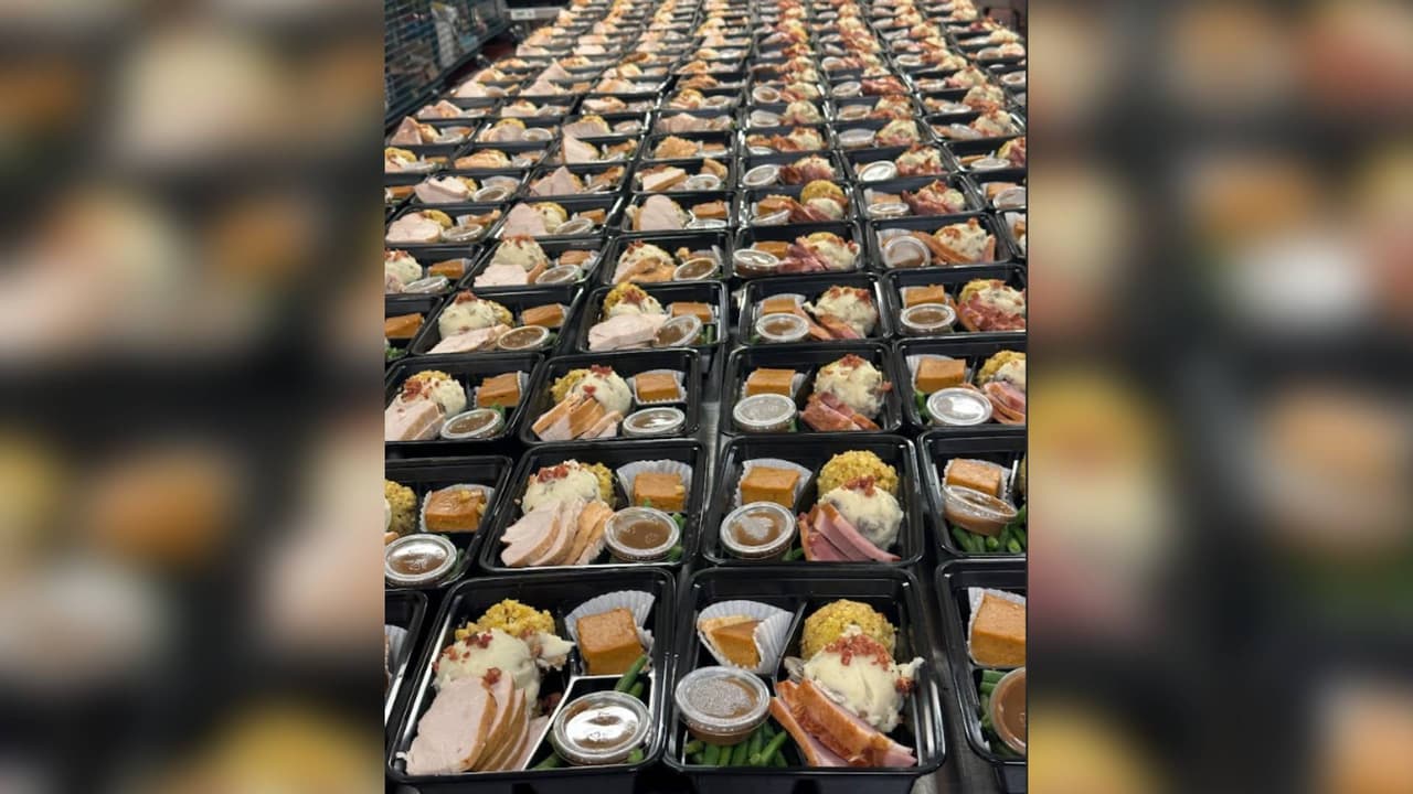 <b>Waste Not </b>
<br>Waste Not se está asociando con On The Road Meals, un servicio local de entrega de comidas, para donar 1,000 comidas nutritivas y listas para comer a los arizonenses necesitados. Las comidas se donarán el
<b> 20 y 21 de noviembre </b>a Native American Connections, que tiene 22 sitios en todo el Valle.