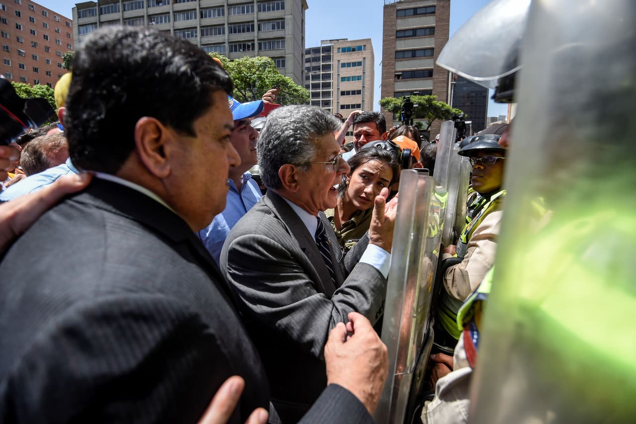 El diputado opositor y expresidente del parlamento Henry Ramos Allup tampoco pudo llegar a la sede del Poder Legislativo.