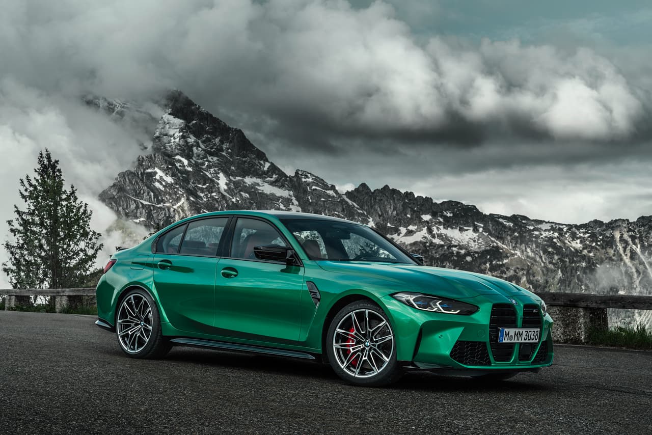 En cuanto a sus ruedas, el M3 estándar equipa rines de aleación ligera de 18 y 19 pulgadas. Sus neumáticos de alto rendimiento y anti-desinflado miden 275/40ZR18 adelante y 285/35ZR19 atrás.