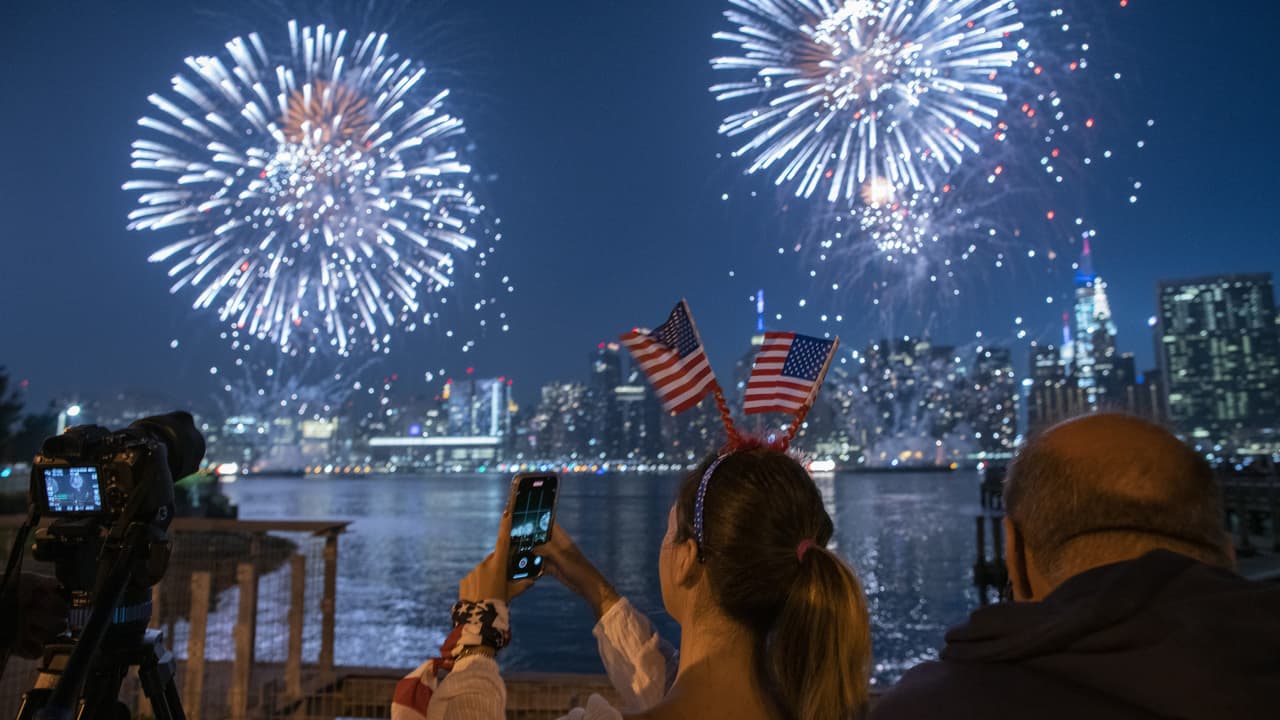 En video: una de las celebraciones más espectaculares de EEUU durante el 4 de julio es la de Nueva York. Numerosos puntos emblemáticos del estado de Nueva York, desde el One World Trade Center hasta las cataratas del Niágara, se iluminaron este domingo de rojo, blanco y azul para conmemorar la independencia de EEUU.