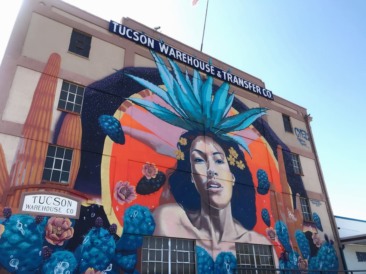 El mural “
<i>Mayahuel, Goddess of Agave</i>” se encuentra en el 
<a href="https://goo.gl/maps/xHMRb6iYtTYWgKew9" target="_blank">440 N. 7th Ave. </a>
<br>
<br>Artista: Rock “CyFi” Martínez