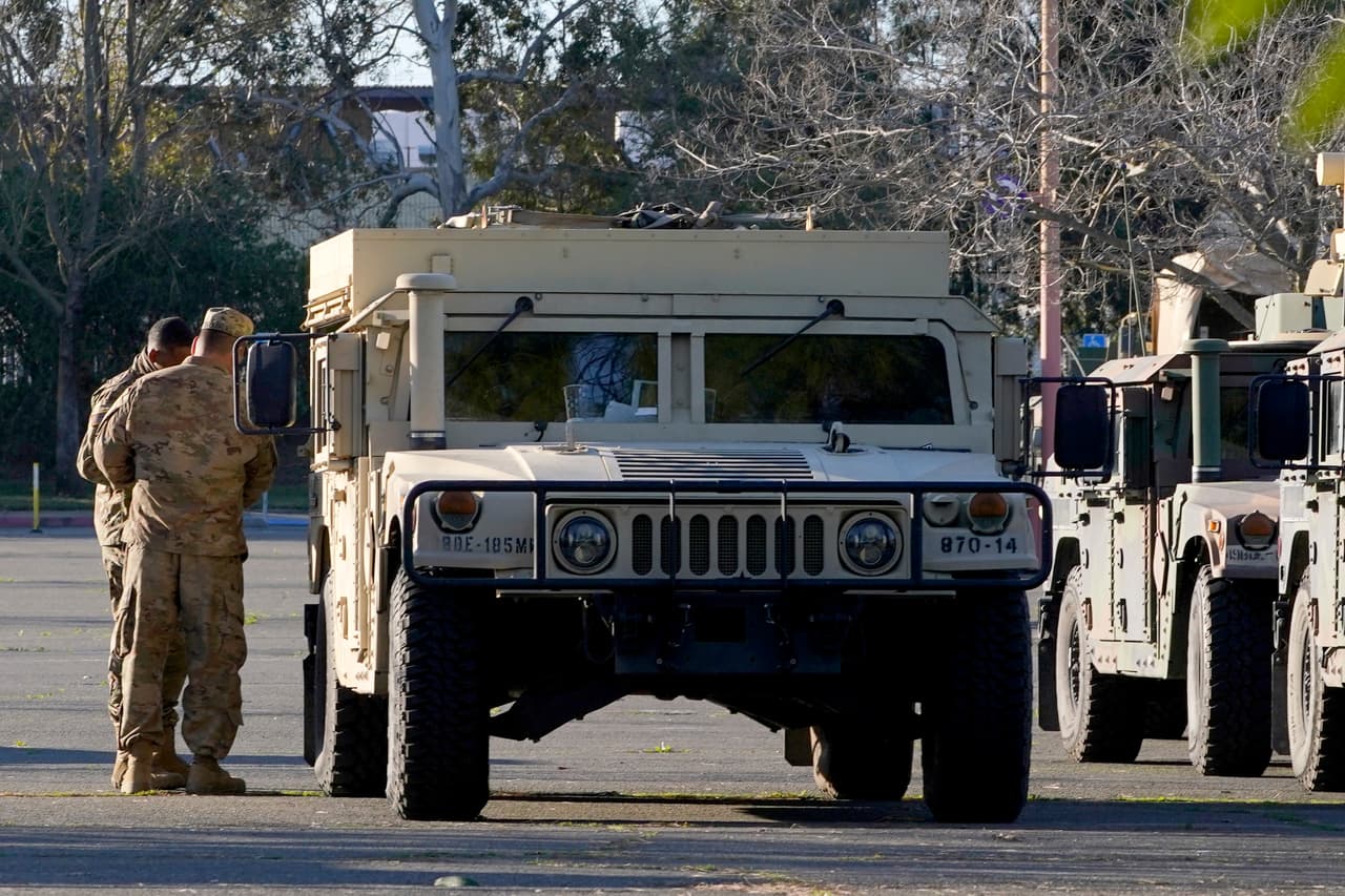 Los vehículos de la 
<b>Guardia Nacional de California </b>están estacionados en el recinto ferial y de exposiciones del estado de California, donde se pueden desplegar en el Capitolio estatal u otros edificios gubernamentales en el área, el martes 19 de enero de 2021, en Sacramento, California.