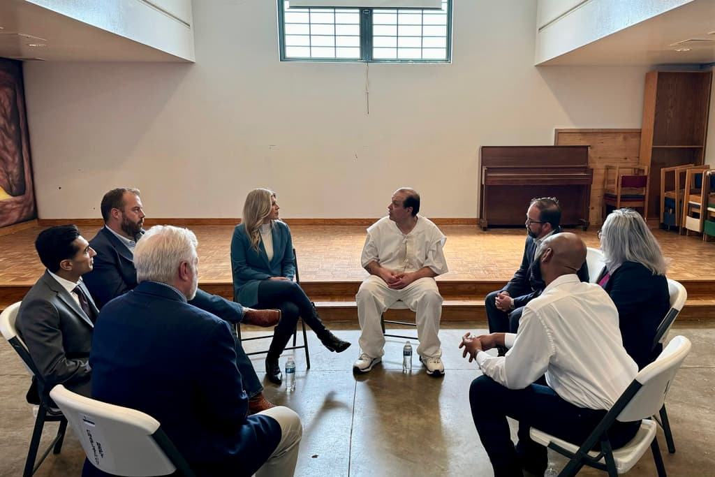 Legisladores de Texas en una reunión con Robert Roberson en la prisión en Livingston, Texas, el viernes 27 de septiembre de 2024.