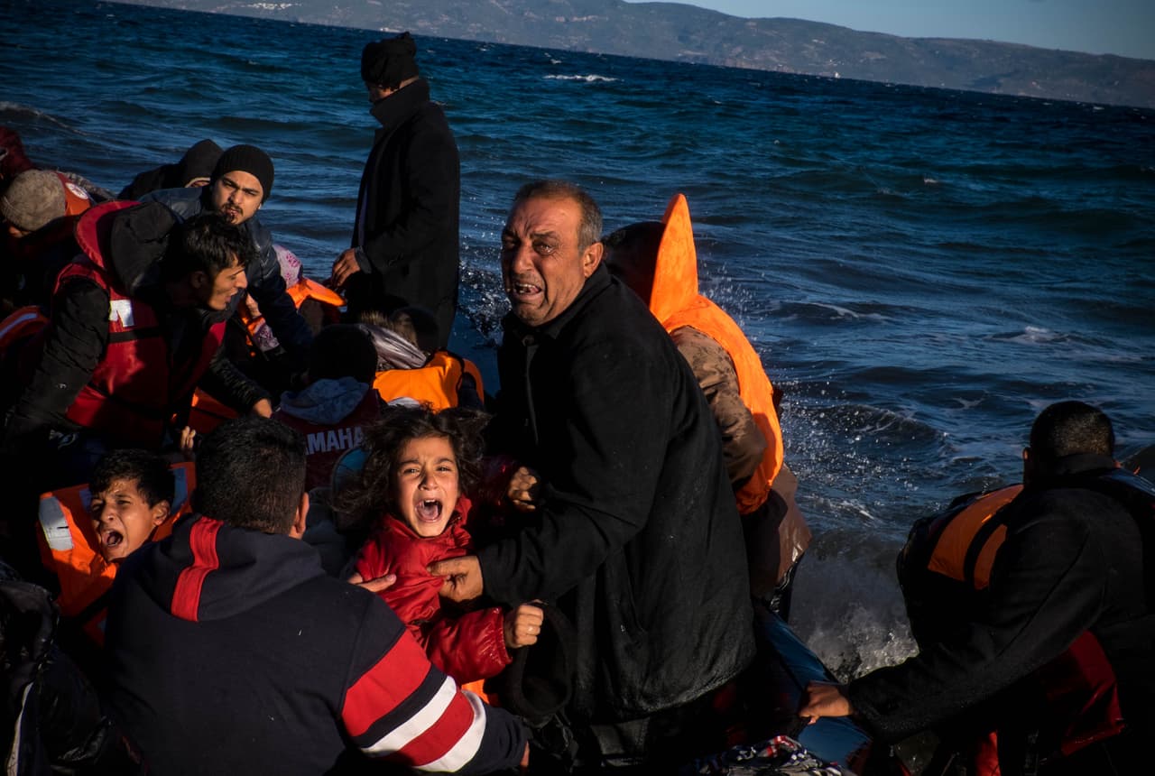 <b>Capítulo 1. Amor y muerte en Lesbos.</b> Los gritos de terror se escuchan en la noche de luna. Las olas embravecidas golpean las piedras y el bote lleno de refugiados procedente de la costa de Turquía. Nico y Fiorella se lanzan por el oscuro barranco, los gritos arrecian al compás del oleaje. Los socorristas voluntarios españoles esquivan las piedras y los árboles hasta llegar al lugar preciso de la isla griega de Lesbos donde evitar otra tragedia. Sus compañeros amarran una cuerda a los vehículos y, en medio del caos y los llantos, empiezan a sacar a los bebés y a los niños más pequeños. 
<b><a href="http://huelladigital.univisionnoticias.com/crisis-refugiados-javier-bauluz/capitulo-1/">(VER ESPECIAL COMPLETO).</a></b>
<br>