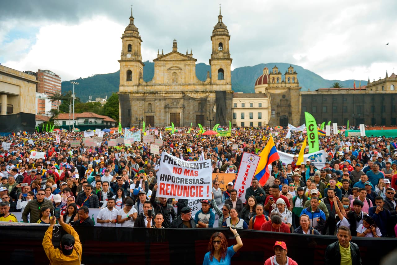 Otras organizaciones demandaron al Gobierno un mayor compromiso para implementar el acuerdo de paz con la desmovilizada guerrilla de las FARC, el cual fue firmado hace tres años para acabar un conflicto de más de medio siglo que ha dejado 260,000 muertos.