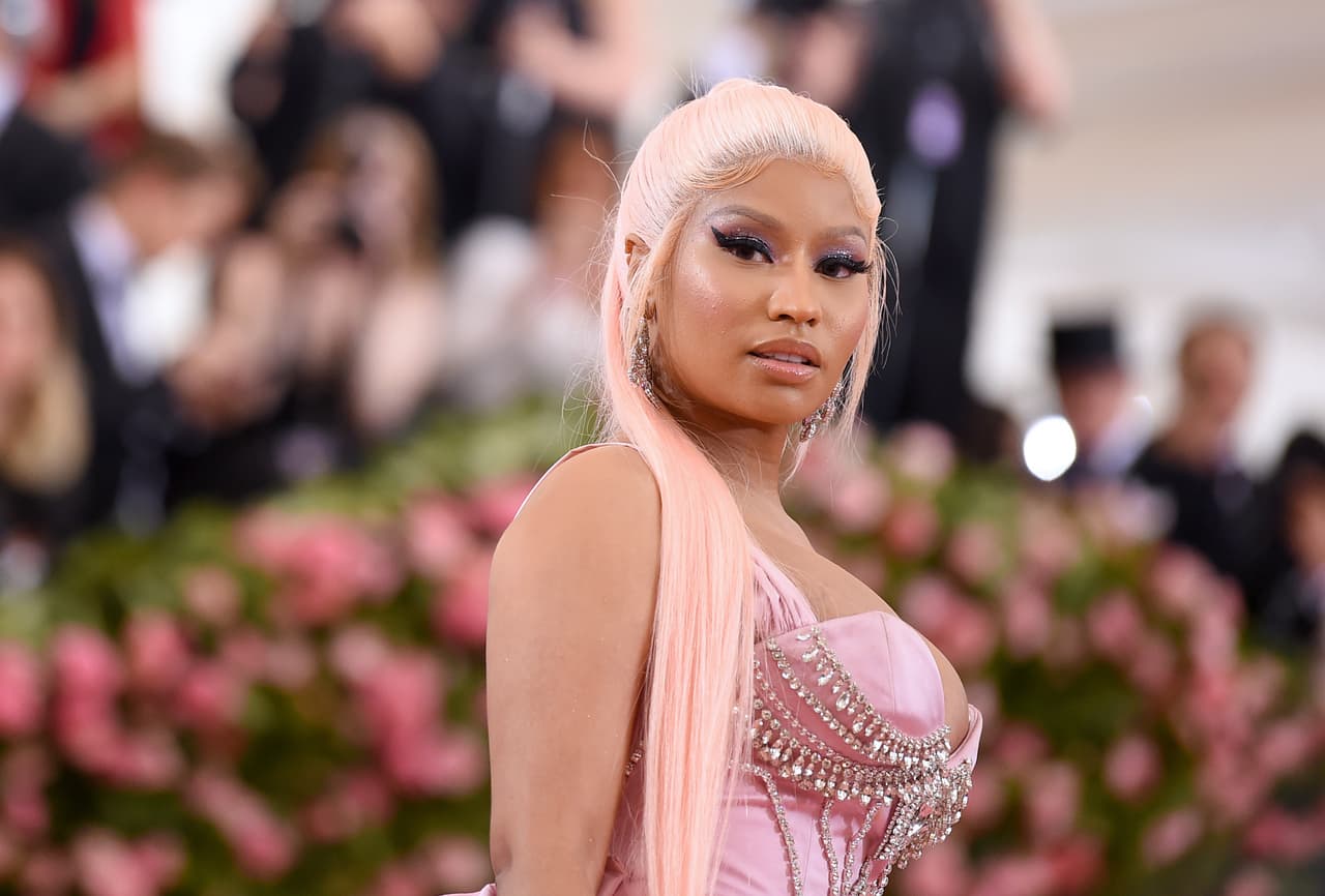 <b>Puesto 18: Nicki Minaj, cantante</b>. 
<br>
<br>
<b>244.8 millones de seguidores en redes sociales.</b>
<br>
<br>
<a href="https://www.instagram.com/nickiminaj/"><u>Instagram</u></a>: 142 millones de seguidores.
<br>
<br>
<a href="https://www.facebook.com/nickiminaj"><u>Facebook</u></a>: 48 millones de seguidores.
<br>
<br>
<a href="https://www.youtube.com/channel/UC3jOd7GUMhpgJRBhiLzuLsg"><u>Youtube</u></a>: 22.9 millones de seguidores.
<br>
<br>
<a href="https://twitter.com/NICKIMINAJ"><u>Twitter</u></a>: 22.2 millones de seguidores.
<br>
<br>
<a href="https://www.tiktok.com/@nickiminaj?lang=en"><u>Tik Tok</u></a>: 9.7 millones de followers.
<br>