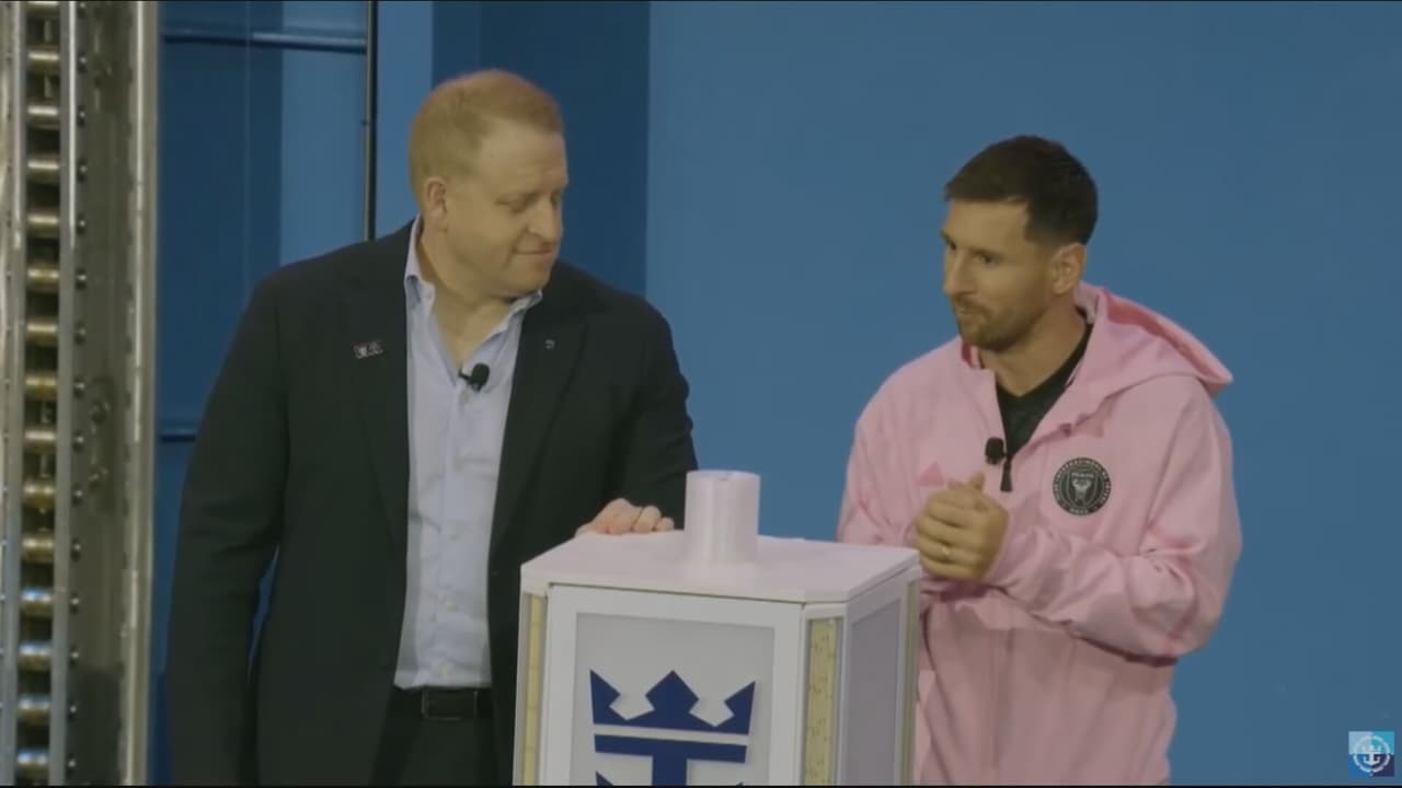 El astro argentino Lionel Messi subió este martes junto a sus compañeros del Inter Miami al crucero más grande del mundo para promocionar una nueva versión de la camiseta negra del equipo llamada "La Noche". También participaron en la ceremonia tradicional de bautizo del nuevo barco, el Icon of the Seas.
<br>