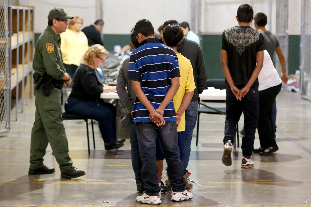 De los poco más de 68,000 niños migrantes detenidos en la frontera en 2014, más del 95% fueron liberados con una orden para presentarse ante una corte y que un juez de inmigración decida sus futuros en EEUU.