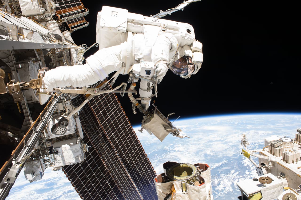 Los astronautas a bordo de la Estación Espacial Internacional (EEI) ven el mundo de noche 16 veces por día. Estas son algunas de las fotos más espectaculares que han hecho durante los últimos 17 años.