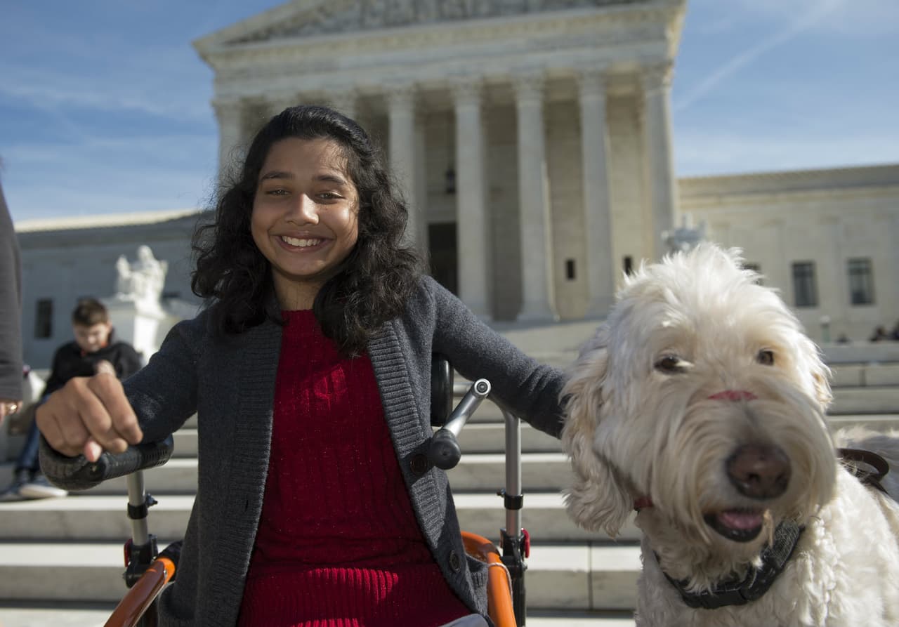 La lucha de una niña por llevar a su perro de servicio a la escuela llega a la Corte Suprema de EEUU
