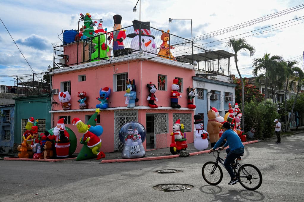 Cuando hay servicio eléctrico, encienden luces navideñas en la propiedad, complementando el despliegue de los inflables. Un espectáculo inusual en La Habana.