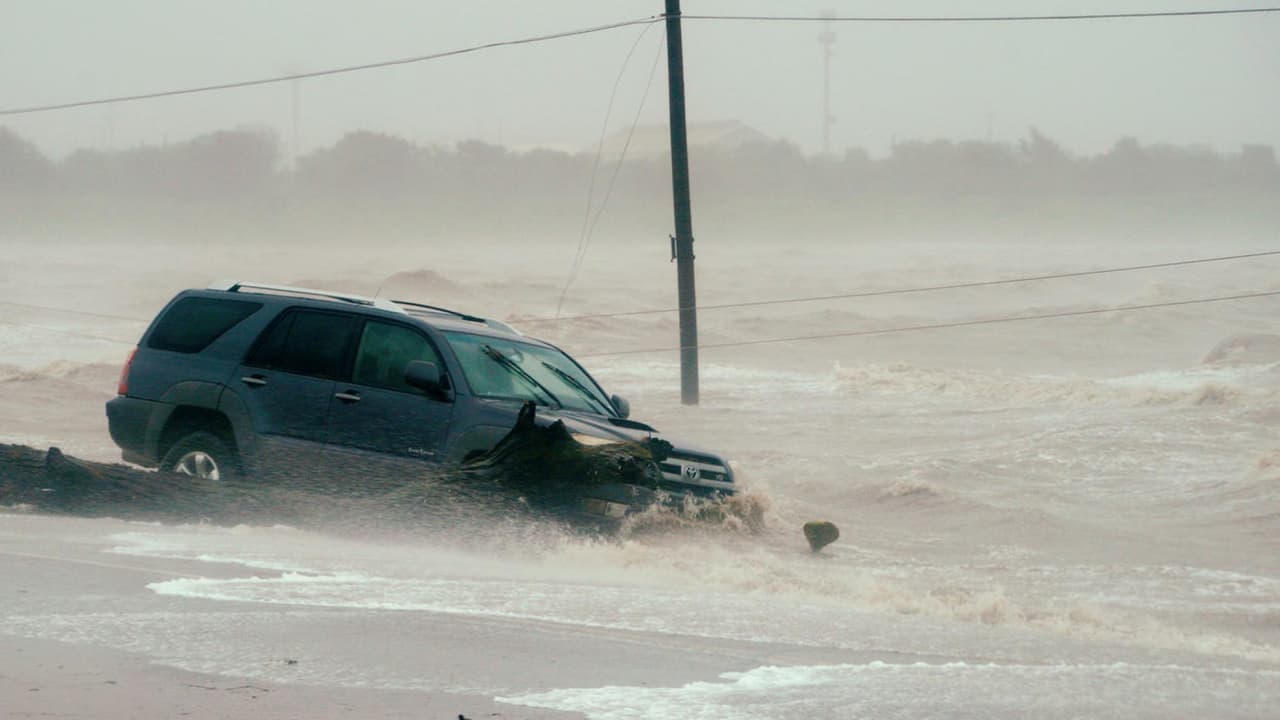 Rescatan a una niña de 18 meses abrazada al cuerpo de su madre ahogada por las inundaciones