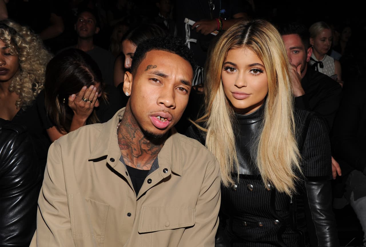En el 2014 
<b>Kylie Jenner y Tyga</b> causaron un gran alboroto en el mundo de la farándula, pues parecían tener una relación, pero ella era menor de edad. Hacia el 2015, cuando la estrella de televisión ya había cumplido 18 años, comenzaron a hacer apariciones públicas, pero estuvieron separados durante unas semanas en el 2016.