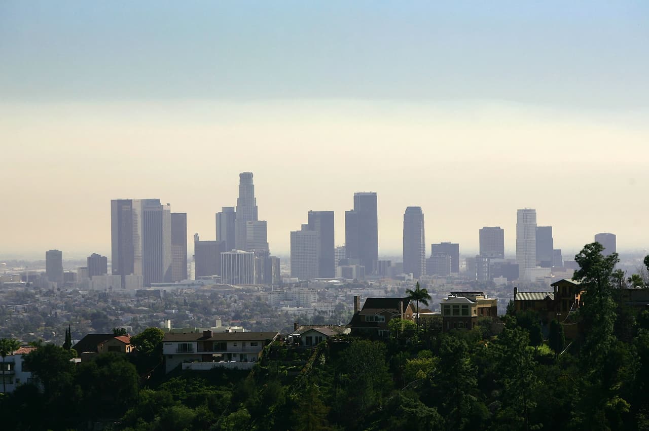 En el condado de 
<b>Los Ángeles,</b> el precio promedio de una casa en 
<b>venta es de 682,360 dólares</b>. Esto significa que para adquirir una vivienda se necesitan al menos 
<b>$124,400 de salario y el pago mensual sería de $3,110.</b>