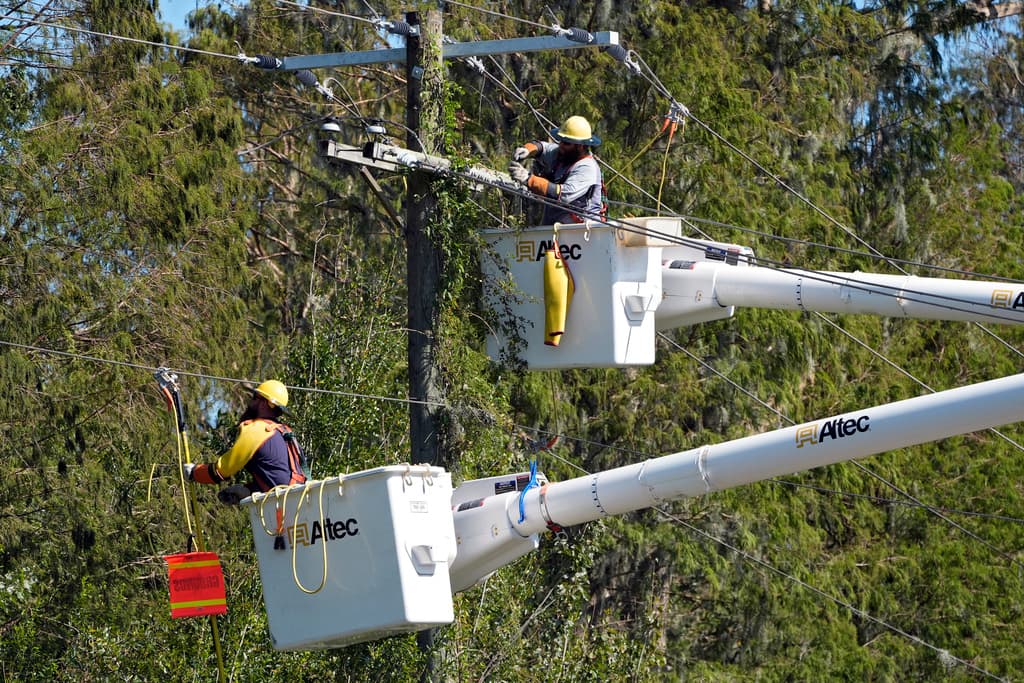 <b>El<a href="https://www.univision.com/local/tampa-wvea/escasez-de-gasolina-huracan-milton-cuanto-se-restablecera-que-hacer">acceso a combustible</a> se ha estabilizado tras el paso de la tormenta</b>, con más del 50% de las gasolineras reabiertas, en contraste con el caos vivido antes de Milton, cuando muchas estaciones se quedaron sin combustible.