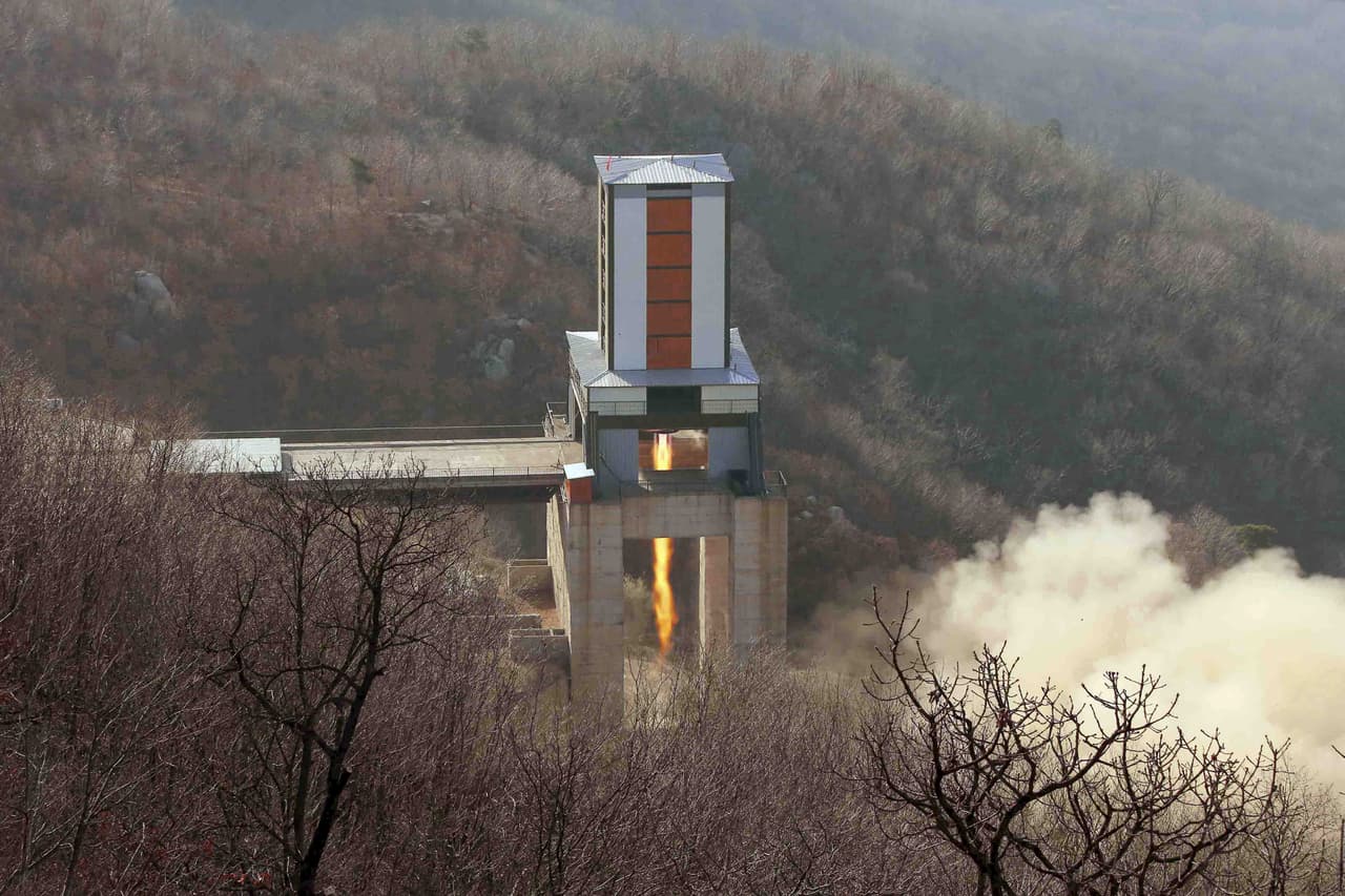 Un nuevo motor para un misil balístico intercontinental se probó en el centro espacial Sohae, en la provincia norteña de Pyongan en Corea del Norte. La foto sin fecha fue distribuida por la agencia central de noticias el 9 de abril de 2016