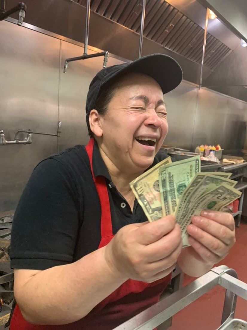 La emoción de las 
<b>cocineras y meseras</b> fue tanta que decidieron tomarse fotografías con la propina, pues aseguran que es poco común que un cliente llegue y reparta esta cantidad.