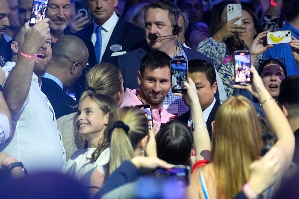 Messi y el Inter Miami parten esta semana rumbo a Arabia Saudí, donde disputarán un par de cotejos como parte de su gira de pretemporada. El 29 de enero se medirán con Al-Hilal y el 1 de febrero jugarán contra Al Nassr, el equipo de Cristiano Ronaldo.
<br>