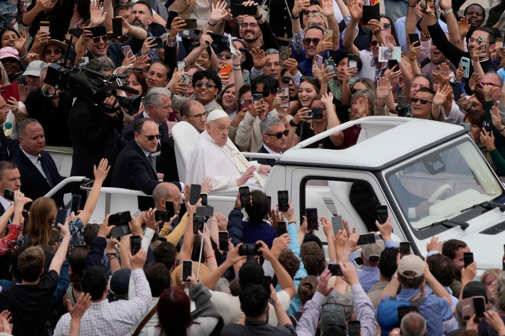 Los extraños rituales para "comprobar" que murió el papa y cómo se elegirá al futuro pontífice