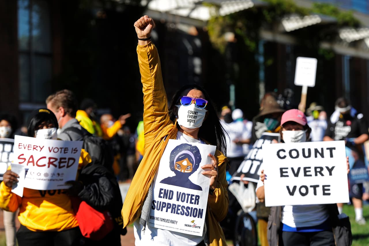 “El voto es sagrado”, “fin de la supresión del voto” y “cada voto cuenta”, algunos de los mensajes vistos en una manifestación en Filadelfia, Pennsylvania el 4 de noviembre. Este es uno de los estados que aún falta por definirse para determinar la victoria en las elecciones presidenciales. 
<br>