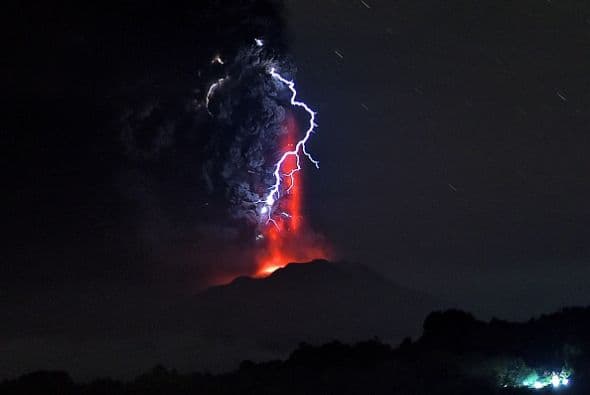 La columna de ceniza de la segunda erupción, según los expertos, siguió la trayectoria de la primera.