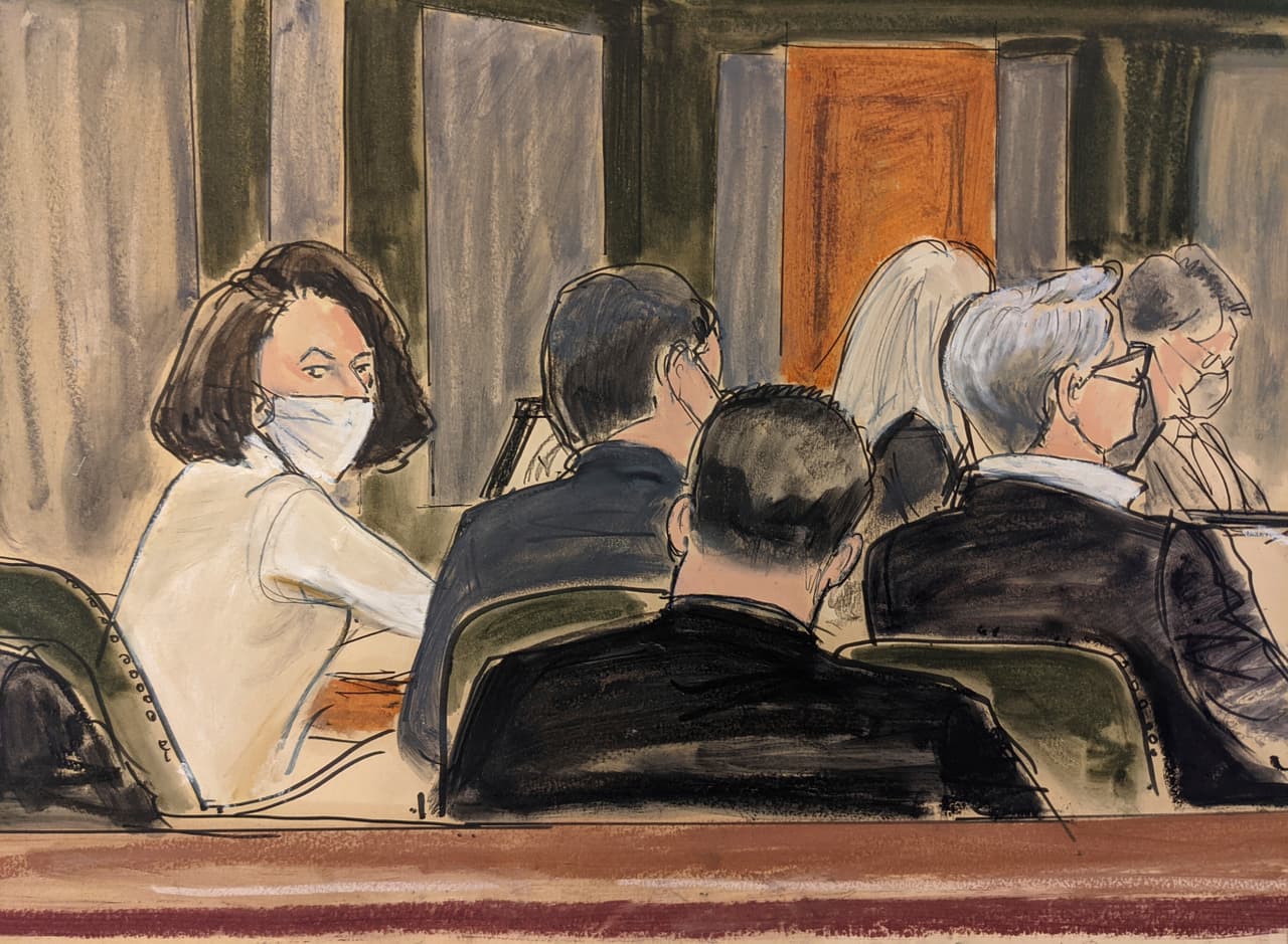 La fiscalía acusa a Maxwell (que aparece a la izquierda del retrato hecho por un artista) de haber colaborado con Epstein en abusos sexuales que ocurrieron en propiedades del empresario en Palm Beach, Florida; en Manhattan; en un rancho de Santa Fe, Nuevo México; un apartamento en París; y una propiedad de lujo en las Islas Vírgenes.