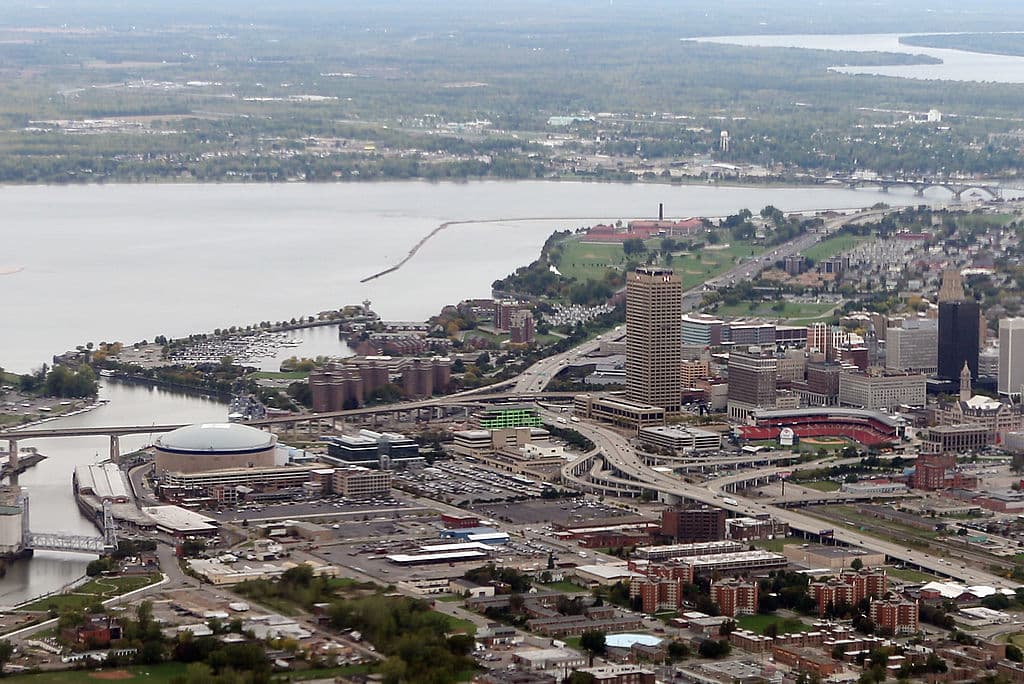 <b>Lugar 19 | Buffalo, Nueva York</b>
<br>
<br>A principios del siglo XX, Buffalo era un centro neurálgico de la industria de Estados Unidos. Fue un centro de transporte de mercancías entre la Costa Este y el Medio Oeste. La Gran Depresión provocó el lento declive del elevado estatus económico de Buffalo, pero ahora la región está nuevamente en ascenso. Su calificación fue de 6.4/10. Y en ella, 
<b>el pago promedio del alquiler mensual es de $831.</b>