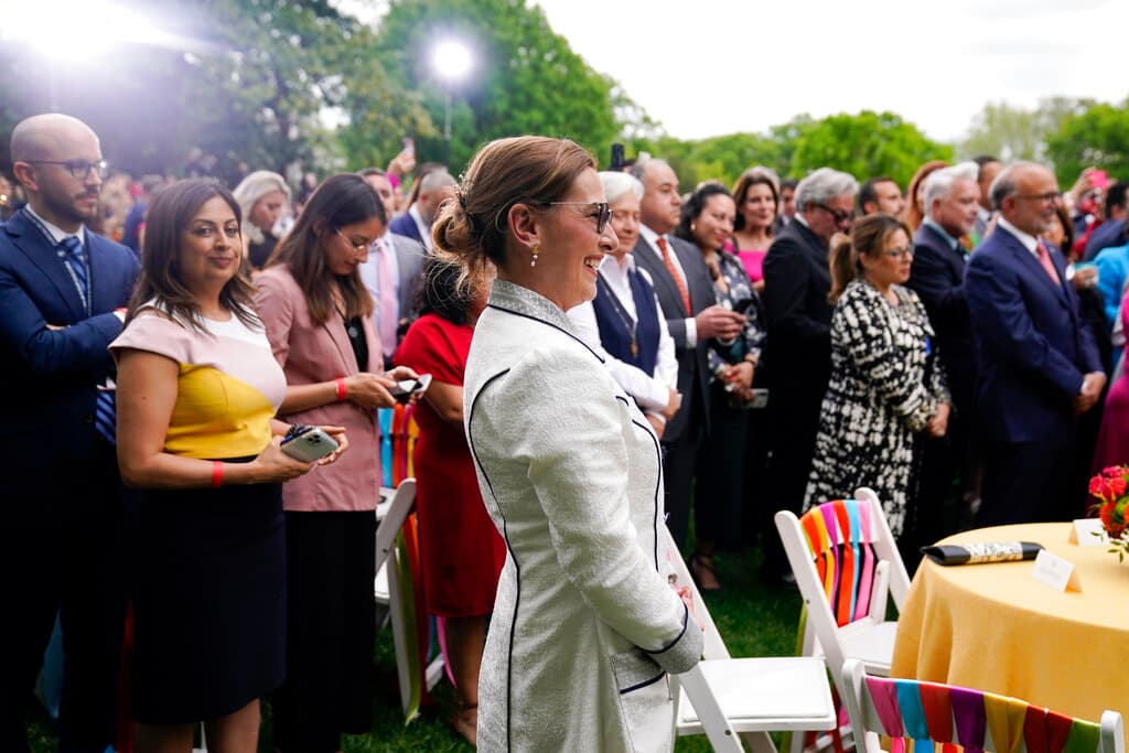 Biden empezó su discurso dando la bienvenida a la primera dama mexicana, Beatriz Gutiérrez, y se bajó del podio para saludarla personalmente mientras el público esperaba.