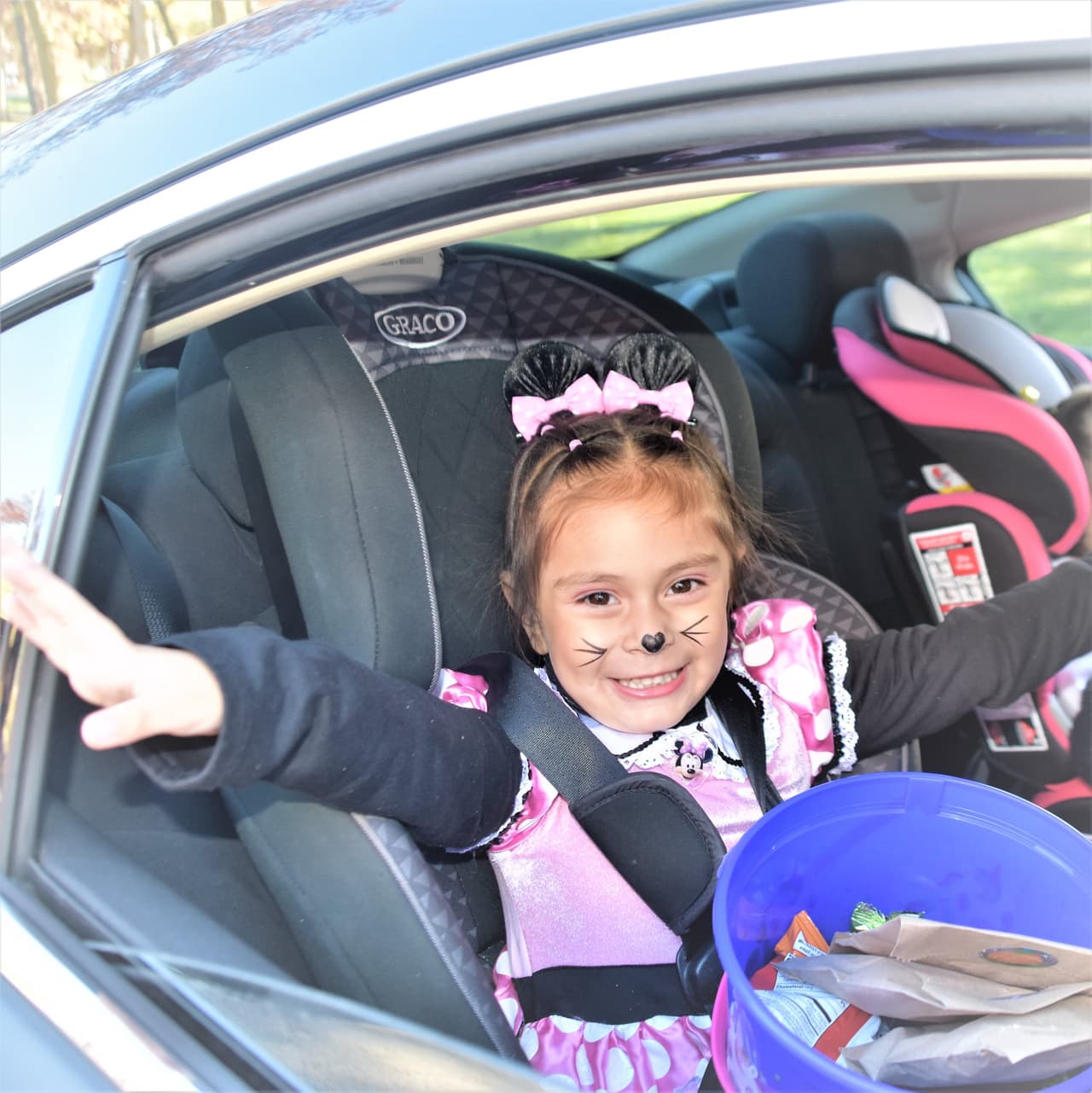 Ofrecido como una alternativa al trick-or-treat puerta a puerta, el segundo Drive-Thru anual de Trick-or-Treat en toda la comunidad comenzó en medio de la pandemia de Covid-19 el año pasado. Las familias visten a los niños, y a veces al automóvil, para una divertida experiencia de conducción completa con música espeluznante, personajes disfrazados a lo largo de la ruta y dulces gratis para cada niño en el vehículo.