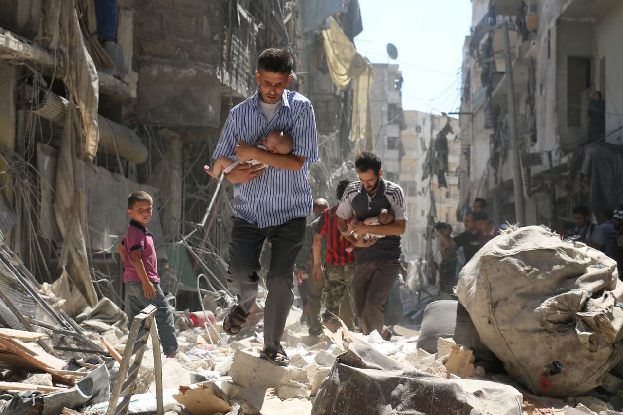 Niños rescatados por civiles tras un ataque en Salihin, un vecindario de Alepo, el 11 de septiembre de 2016.
