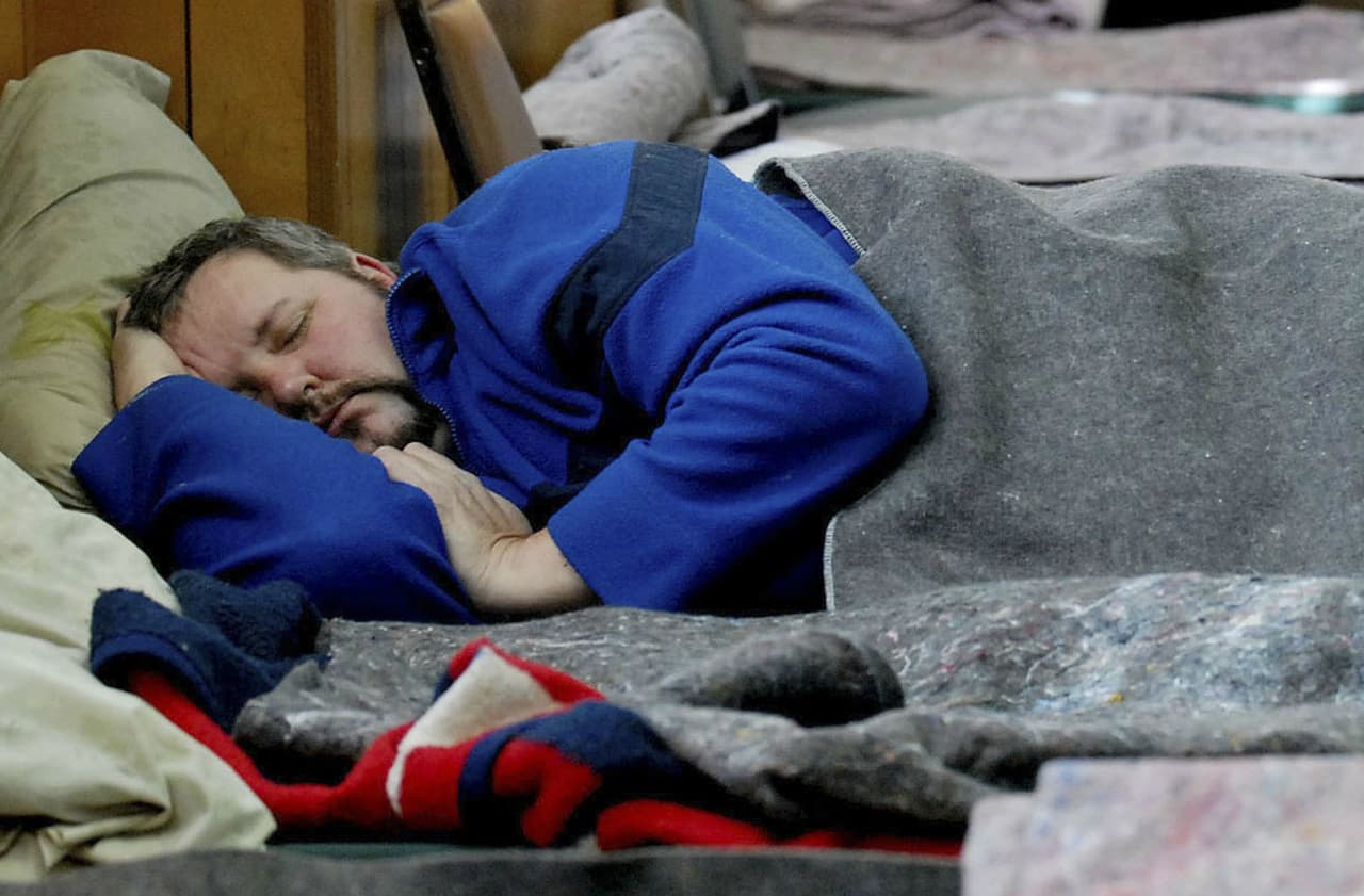 Duerme. Es lo mejor para mantenerse sano y ayudar a combatir las enfermedades de la estación.