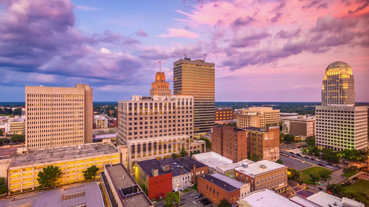 <b>Puesto 7: Winston-Salem, Carolina del Norte.</b> Es la mejor del país en el tema del gasto de los conductores, pero ocupa el puesto 91 en el acceso a los autos y a los talleres mecánicos.