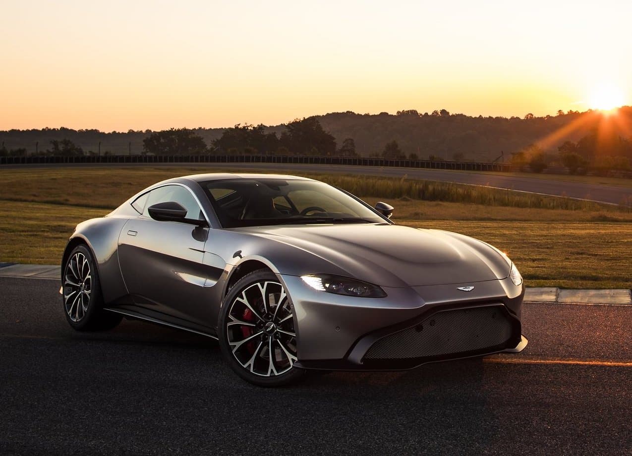 <b>17) Aston Martin Vantage – 409,876 publicaciones</b>
<br>Potencia: 503 caballos de fuerza
<br>0-60 mph (98 km/h): 3.5 segundos
<br>Velocidad máxima: 195 mph (313 km/h)
<br>Precio: $153,081
<br>