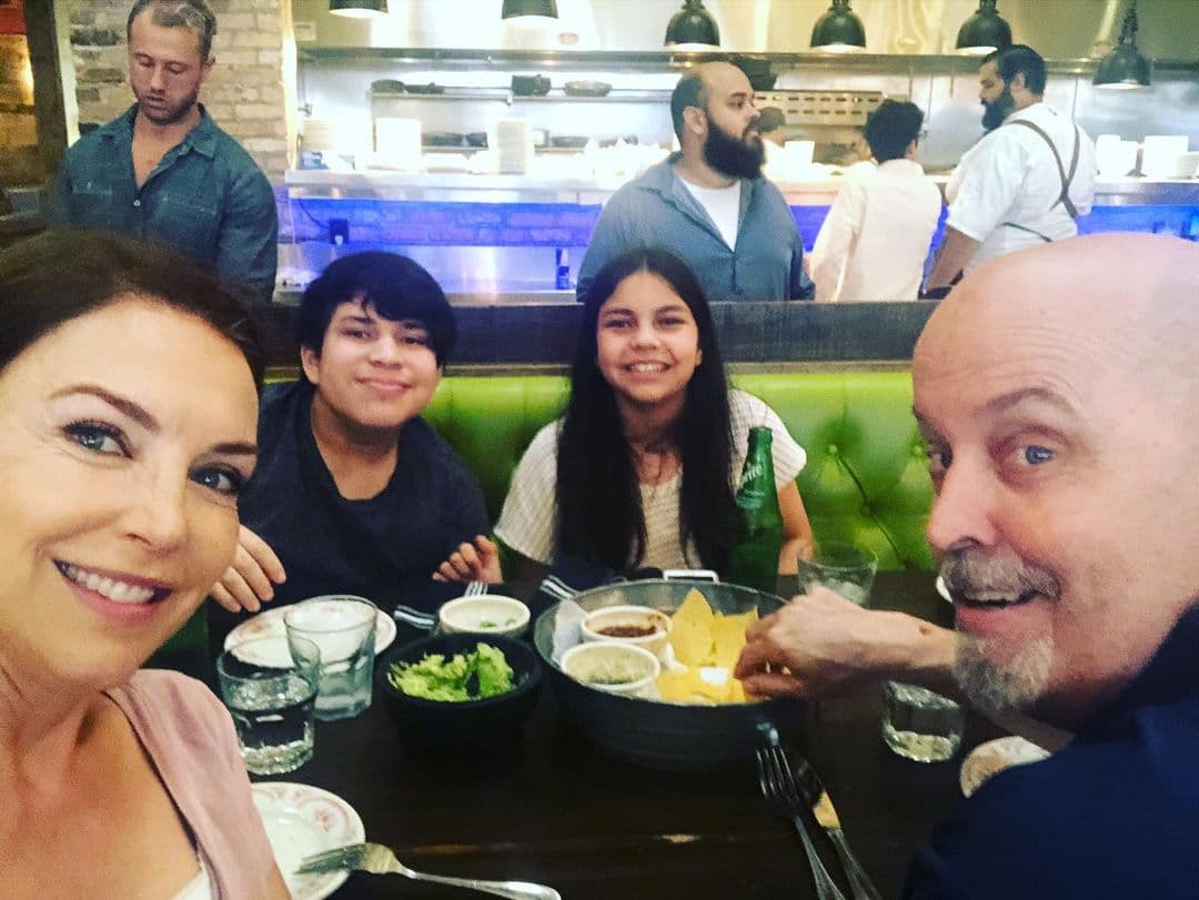 Tras 
<a href="https://www.univision.com/famosos/luego-de-tres-perdidas-laura-flores-goza-el-ser-madre-asi-han-crecido-sus-cuatro-hijos-fotos">sufrir diversas dificultades para concebir a sus dos primeros hijos</a>, la intérprete se convirtió en madre por un proceso de inseminación artificial y prometió que, si Patricio nacía bien, le daría la oportunidad a un pequeño de tener un hogar; así fue como adoptó a Alejandro.