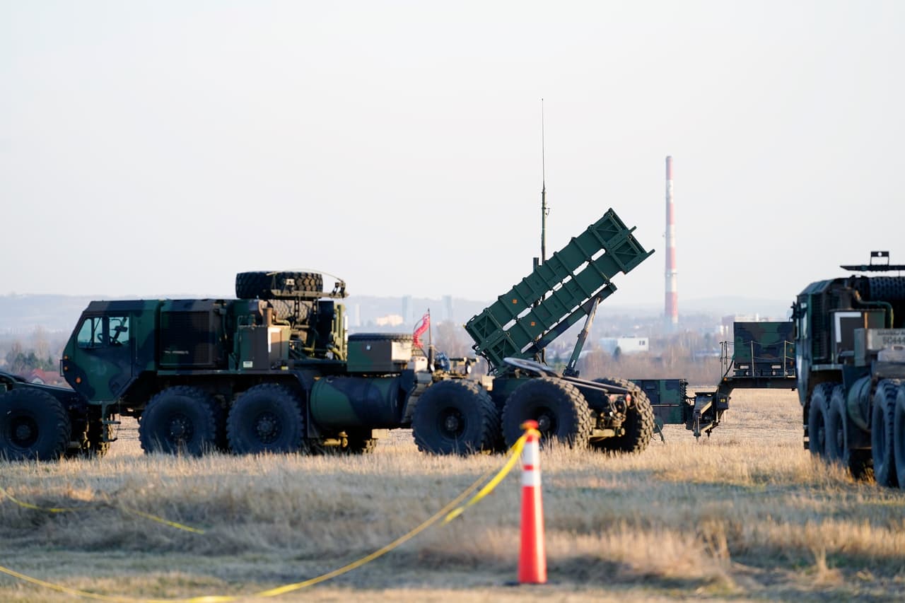 Cómo son los misiles Patriot, la batería antiaérea más sofisticada de EEUU que Biden enviará a Ucrania en nuevo paquete de ayuda