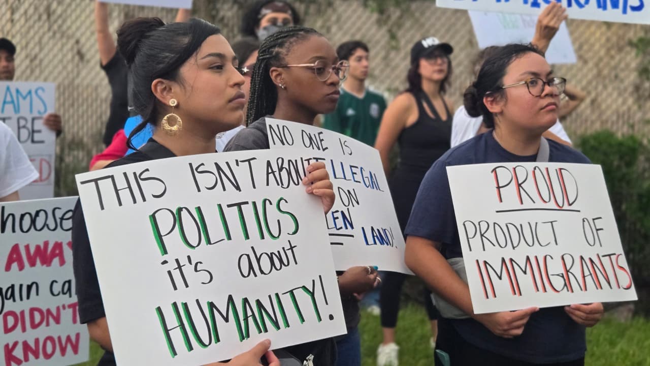 Decenas de personas se reunieron este viernes afuera del centro de detención CoreCivic para protestar en contra de las políticas migratorias de Donald Trump.