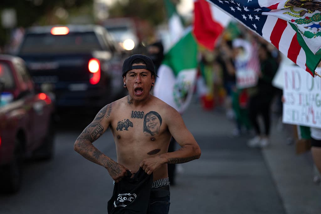 A las afueras de la alcaldía de Pico Rivera, una multitud comenzó a formarse desde temprano en la tarde. En la noche, el grupo 
<b>marchó en protesta hasta la esquina del boulevar Washington con el Rosmead</b>.
<br>
<br>El alcalde 
<b>John García aseguró</b> que 
<b>la agencia federal no les anticipó que estaría ejecutando órdenes de arresto</b>. "La ciudad de Pico Rivera ni 
<b>el Departamento del Sheriff de Pico Rivera</b> aprueban este tipo de aplicación de la ley", reiteró a sus constituyentes.