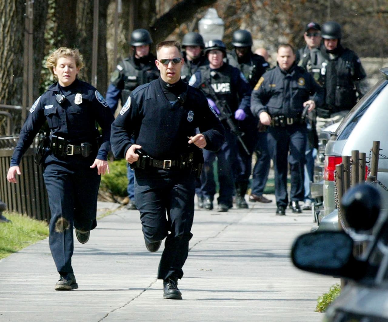 En esta imagen de archivo, captada el 16 de abril de 2007, oficiales de la policía de Blacksburg corren hacia el Norris Hall, el edificio que aloja las aulas de Ingeniería, donde el atacante -identificado luego como Seung-Hui Cho- hizo una segunda ronda de disparos. (Matt Gentry / The Roanoke Times / AP)