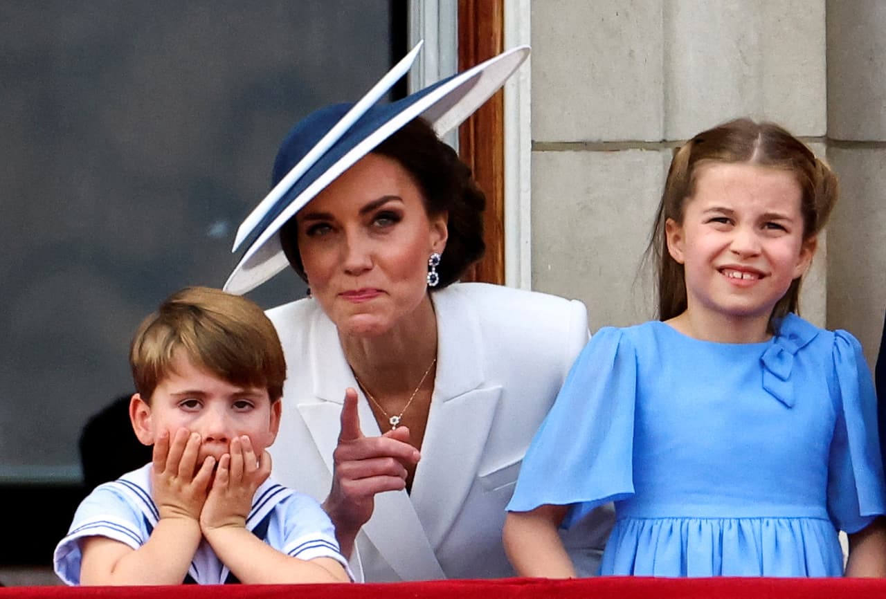 El sobrino del príncipe Harry y Meghan Markle, quienes vieron el ‘Trooping the Colour’ pero desde una ventana del Palacio de Buckingham, no parecía intimidado por la enorme multitud que lo veía.
<br>