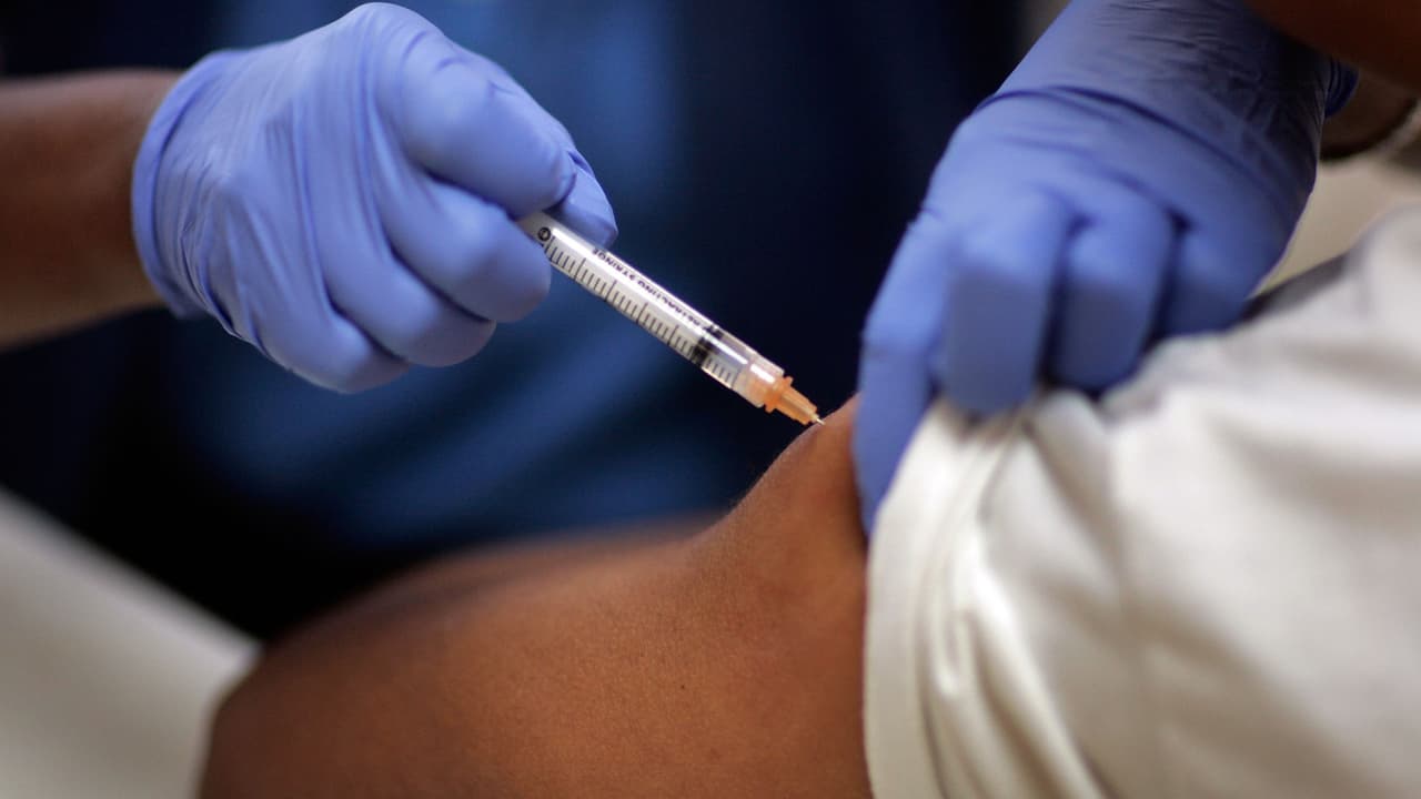 Fechas clave para que miembros del distrito escolar de Los Ángeles cumplan con la vacunación contra el coronavirus
