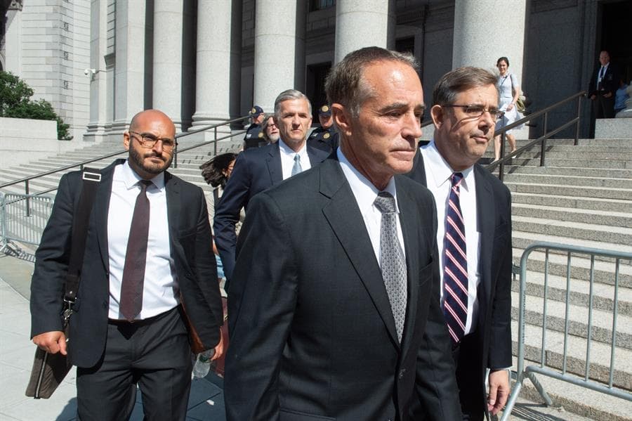 El ex congresista republicano de Nueva York, Chris Collins, el primer miembro del Congreso en respaldar a Donald Trump, fue sentenciado a 26 meses de prisión en un caso de uso de información privilegiada relacionada a una empresa de Biotecnolgía australiana. 
<br>
<br>Dimitió de su escaño en octubre de 2019.Collins fue multado con 200,000 dólares y un año de libertad condicional supervisada tras su liberación. Collins, de 69 años, admitió haber compartido información no pública con su hijo sobre un juicio fallido por drogas en el que estaban invirtiendo. Los fiscales federales alegaron que el hijo de Collins, Cameron Collins, usó la información para negociar con las acciones de la compañía antes de que los resultados del juicio se hicieran públicos, lo que le permitió evitar $ 570,900 en pérdidas.