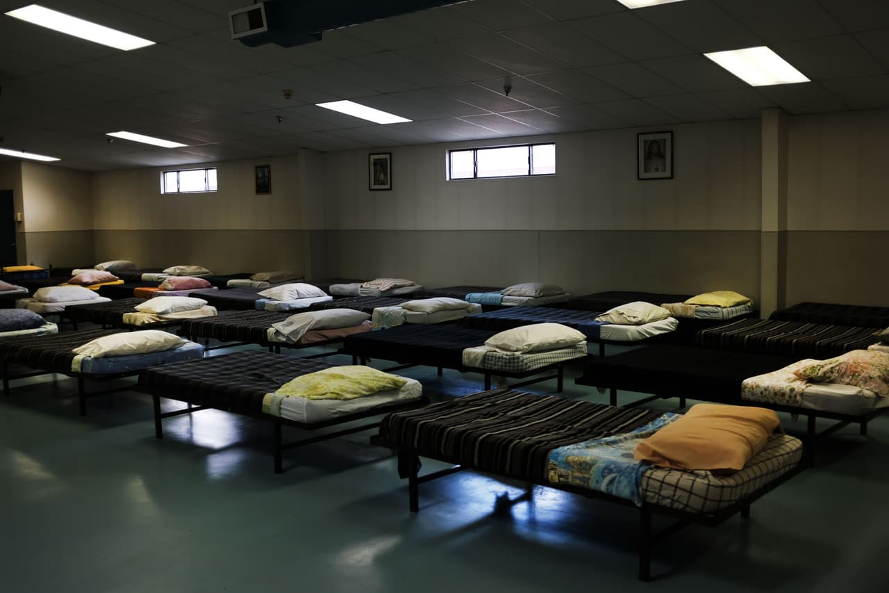 <b>Dormir.</b> Los que no cuentan con personas cercanas que los alojen, deben encontrar
<a href="https://www.shelterlistings.org/"><u> un refugio en la ciudad</u></a> para pasar la noche. Existen ONG que ofrecen estadías temporales a personas que acaban de ser liberadas de prisión y casas transicionales. Se puede llamar al 211 para conocer los recursos locales. El refugio de la fotografía está en Nuevo México y es operado por 'Misioneros de caridad', un grupo religioso fundado por la Madre Teresa de Calcuta.