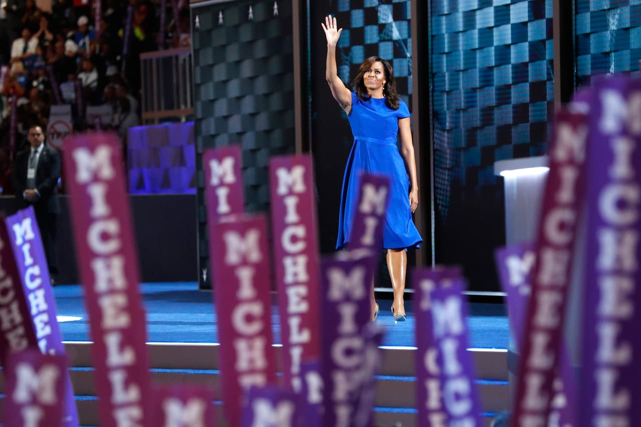 <b>La primera dama emociona a la convención.</b> Michelle Obama ofreció su 
<b><a href="http://www.univision.com/noticias/convencion-democrata/el-apasionado-discurso-de-michelle-obama-magnifica-a-la-primera-dama-y-reconcilia-a-los-democratas">último discurso ante una Convención Demócrata como primera dama</a></b> en Filadelfia. Su mensaje fue político y personal y logró emocionar a un público dividido. Ella, que tuvo una relación muy tensa con los Clinton hace ocho años, hizo en la convención una defensa apasionada de Hillary. "Solo hay una persona calificada para ser presidenta. Y es nuestra amiga Hillary Clinton...”, aseguró. 25 de julio de 2016.