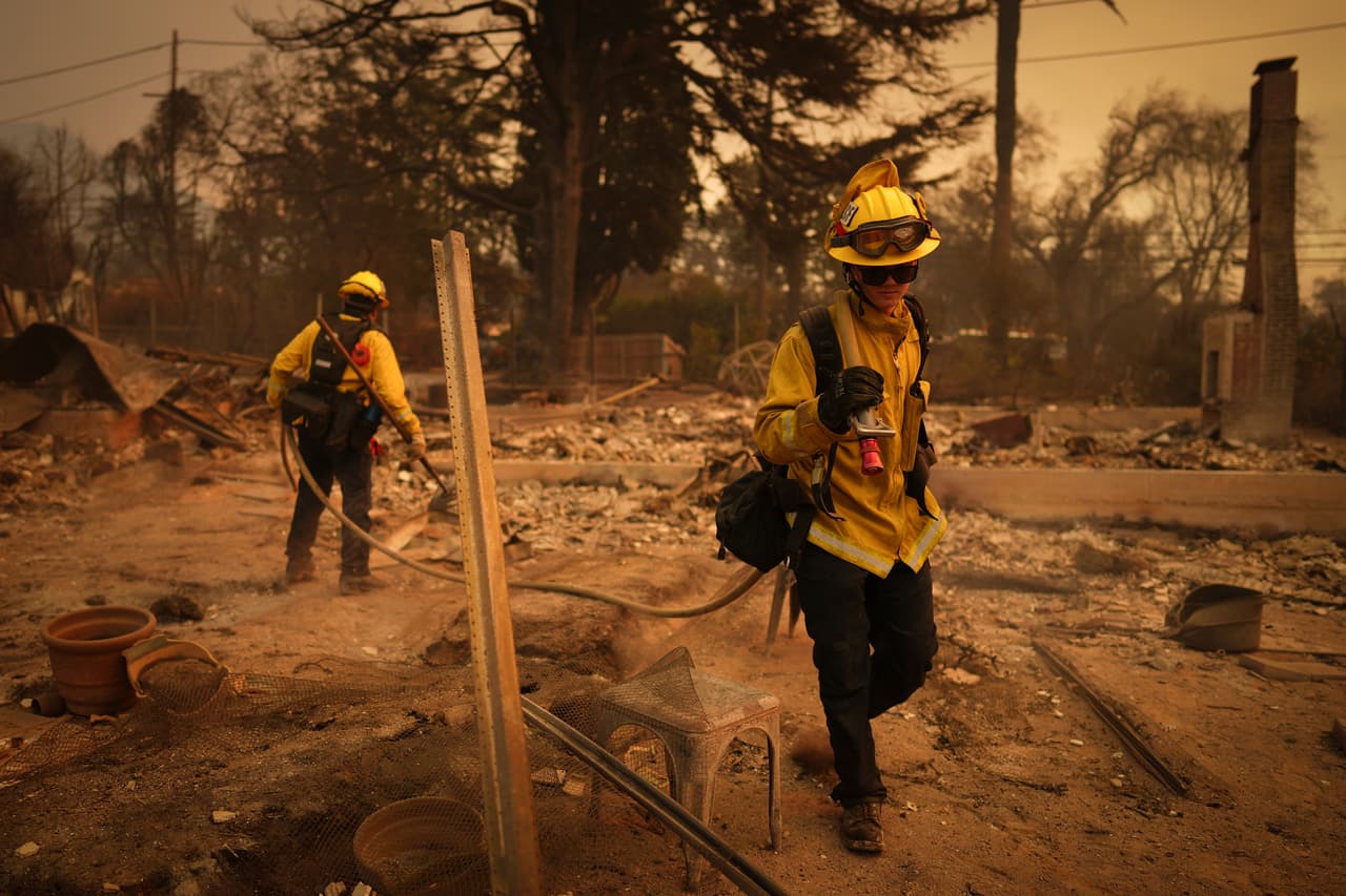 Evacuados que regresaron encontraron casas reducidas a cenizas, muebles calcinados y agua contaminada. El impacto de los incendios podría tardar años en repararse debido a las pérdidas económicas y humanas.