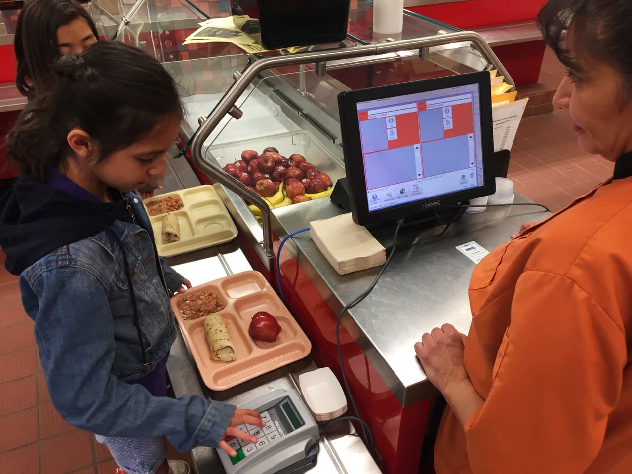 Humillan a los niños que tienen deudas en la cafetería escolar: qué es el 'lunch shaming' y qué iniciativas hay para combatirlo  