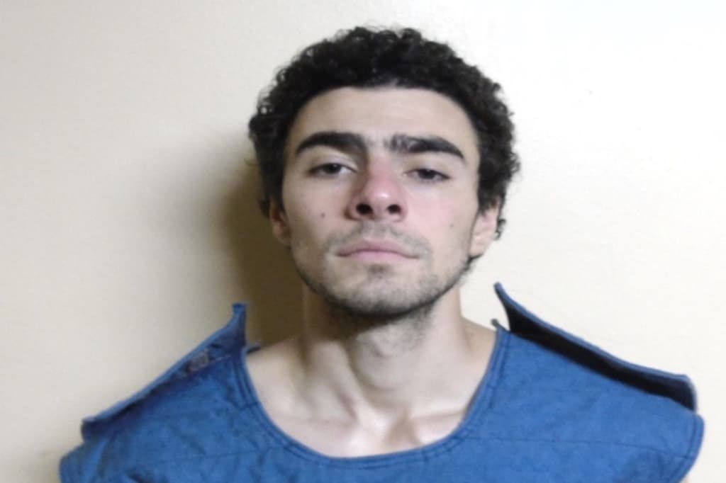 Mangione, quien se graduó de una universidad de la Ivy League y proviene de una prominente familia de bienes raíces de Maryland, permanece detenido sin derecho a fianza en Pensilvania. Se espera su extradición a Nueva York, donde enfrentará el cargo de asesinato y otros delitos relacionados. Durante su comparecencia inicial, cuando se le preguntó si necesitaba un defensor público, Mangione solicitó "responder a eso en una fecha futura".