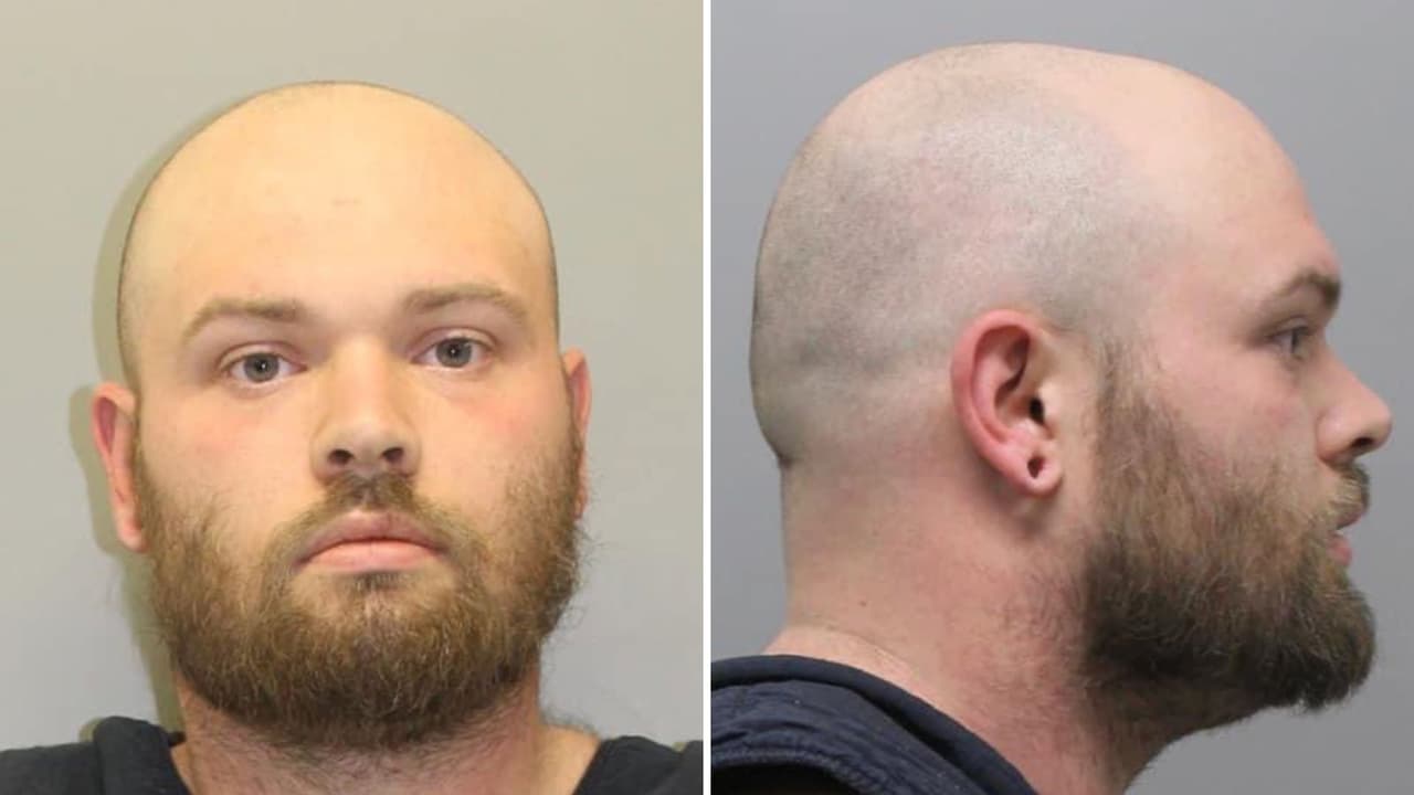 Tanner Lynn Horner enfrenta dos cargos por asesinato capital y secuestro agravado por el caso de Athea. 
<a href="https://www.univision.com/local/dallas-kuvn/athena-strand-nina-asesinato-secuestro-mama-maitlyn-presley-gandy-fotos">La mamá de Athena también dirigió unas palabras al sospechoso</a>: “No quiero que el bastardo que me quitó a mi bebé y la asesinó brutalmente vaya a cualquier ciudad, pueblo, condado, estado o país sin que todos conozcan su rostro”.
