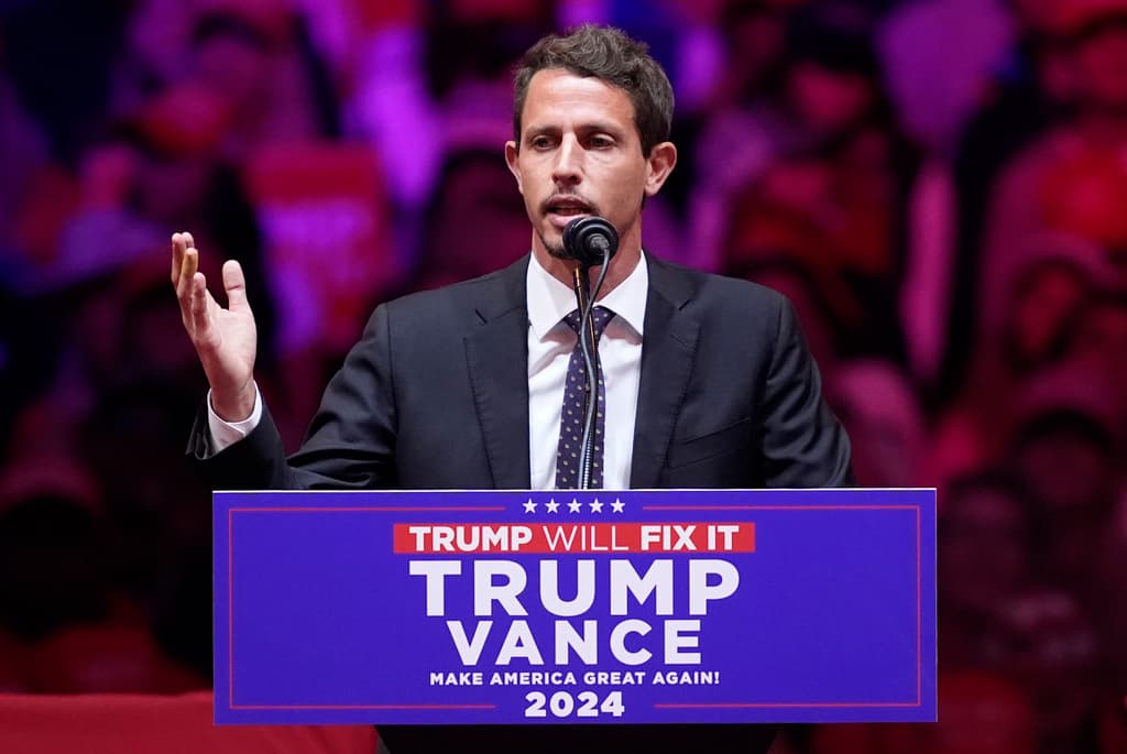 El comediante Tony Hinchcliffe preguntó a los 20,000 asistentes al mitin republicano si sabían que actualmente había una isla de basura flotando en el océano Atlántico. Remató con "creo que se llama Puerto Rico". Hay cerca de 6 millones de puertorriqueños viviendo fuera de la Isla y 3.2 millones que a diario sobreviven porque en 2017, antes de la pandemia, 
<b><a href="https://www.univision.com/local/puerto-rico-wlii/huracan-maria-7-anos-despues-miles-de-puertorriquenos-siguen-reconstruyendo-sus-vidas-fotos" target="_blank">pasó el huracán María y lo destruyó todo</a></b>.