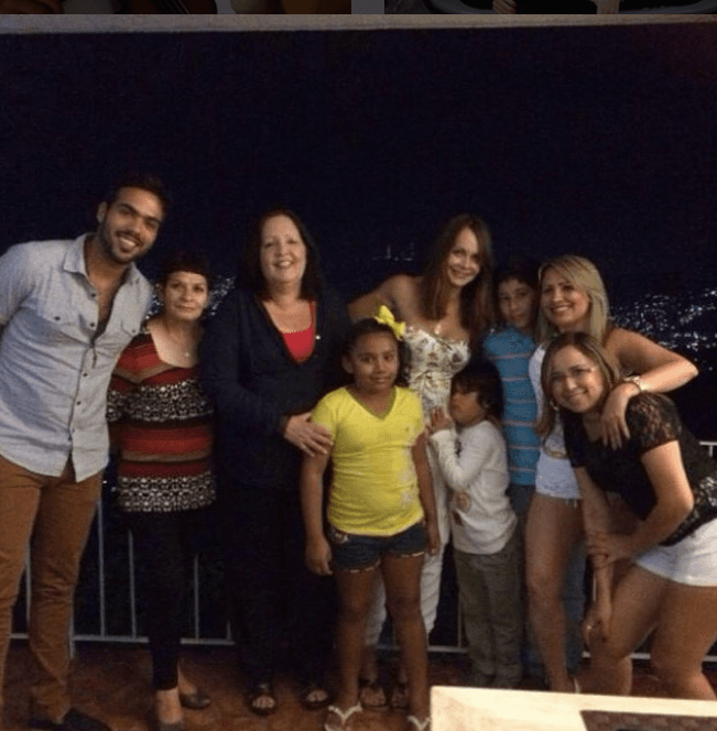Norma Utrera, madre de las hermanas Spanic, dijo: "estoy feliz, ellas son gemelas y deben de estar unidas siempre. Y bueno, le doy gracias a Dios porque les dio un año más y mucha vida más".